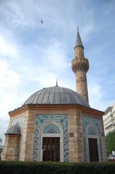 Yılanlıoğlu Camii çam ağaçları arasında beyaz binası