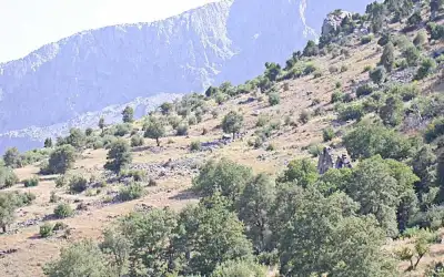 Zorzila Harabesi dağ yamaçında antik kalıntılar