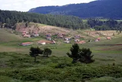 Cehirlik Yaylası'nda kır evleri ve yeşil meralar