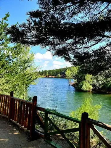 Yozgat Çamlığı Milli Parkı gözlem terasından mavi göl ve orman görünümü