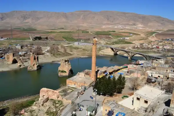 From the Tigris Shore to the Walls: Batman and Diyarbakır Route
