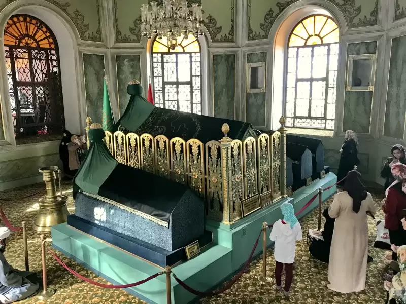 Emir Sultan Türbesi içindeki tarihi sanduka