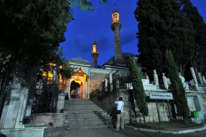 Emir Sultan Türbesi gece dış görünüm