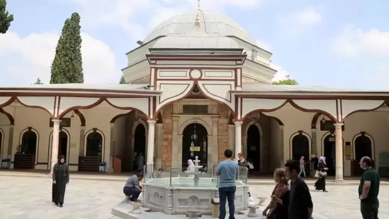 Emir Sultan Türbesi gündüz avlu manzarası