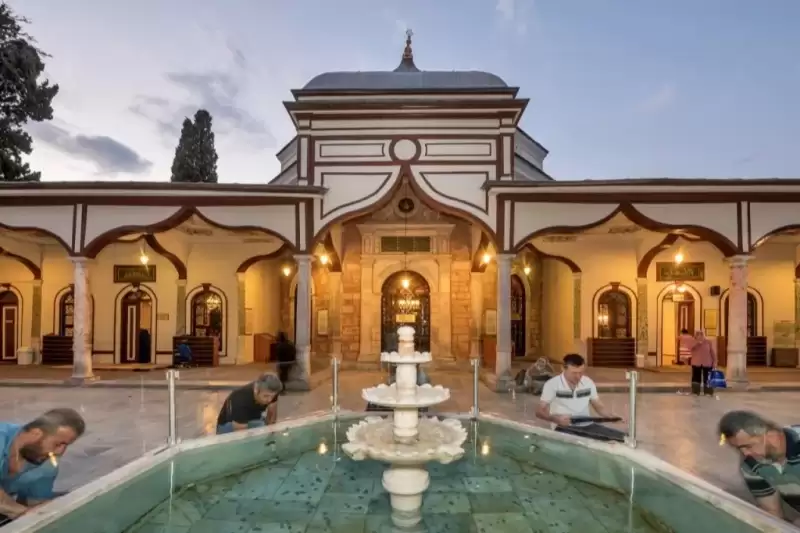 Emir Sultan Türbesi ziyaretçiler ve şadırvan
