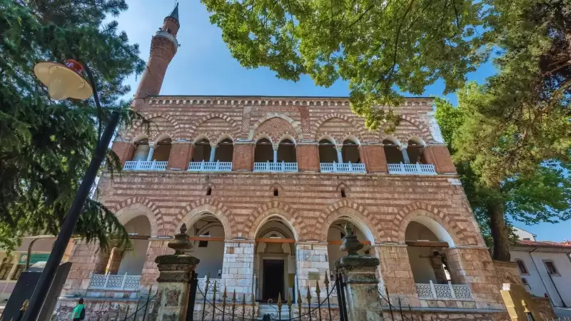 I. Murad Hüdavendigar Camii renkli tuğla süslemeli dış görünüm