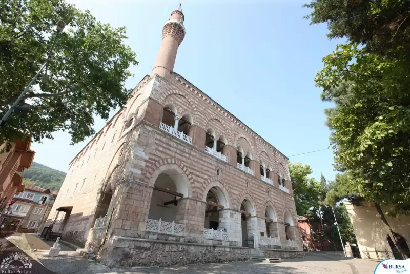 I. Murad Hüdavendigar Camii çift katlı kemerli cephe