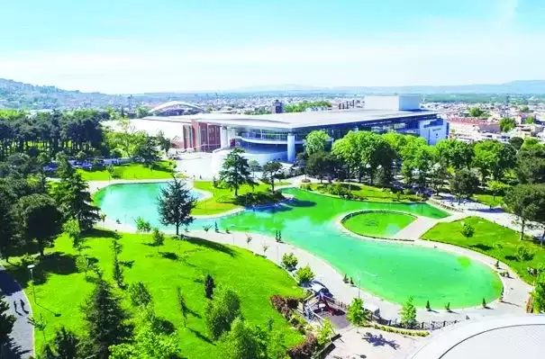 Merinos Kültür Parkı yeşil alan ve modern mimari