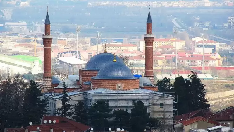 Yıldırım Bayezid Camii şehir panoramasında siluet