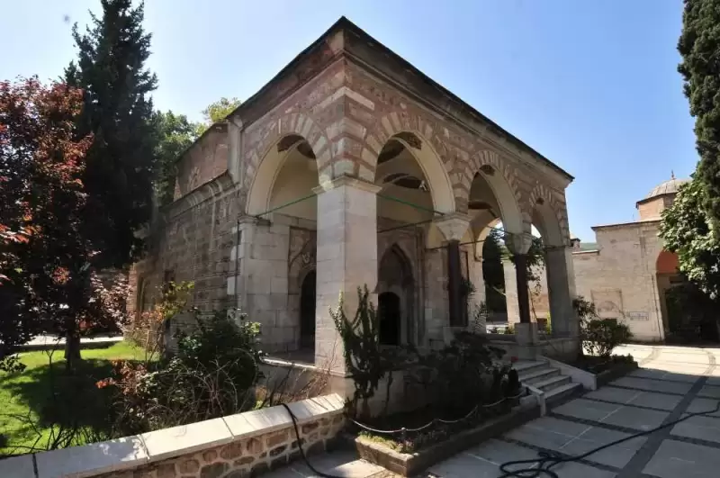 Yıldırım Bayezid Türbesi avlu ve giriş bölümü