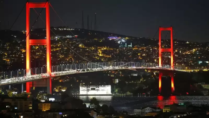 15 Temmuz Şehitler Köprüsü kırmızı aydınlatma gece