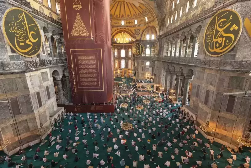 Ayasofya-i Kebir Camii Şerifi içinde cemaatle namaz
