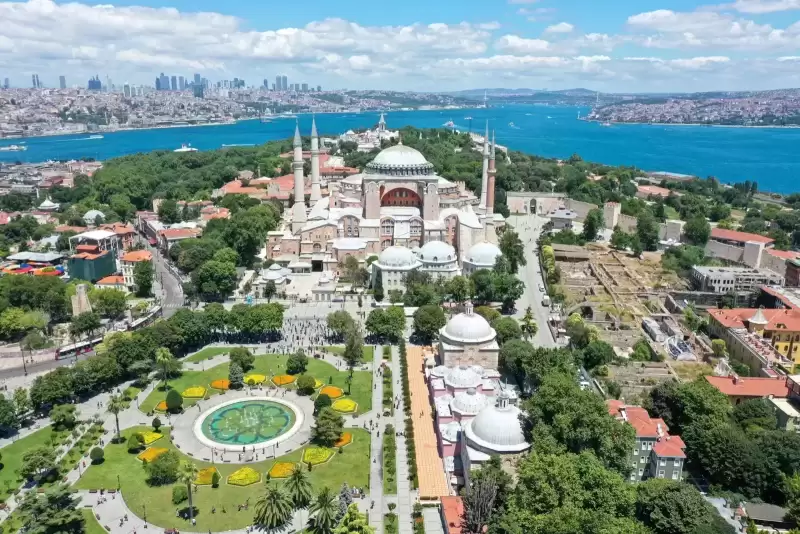 Ayasofya-i Kebir Camii Şerifi Boğaz manzaralı havadan görünüm
