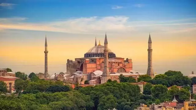 Ayasofya-i Kebir Camii Şerifi gün batımında silüet