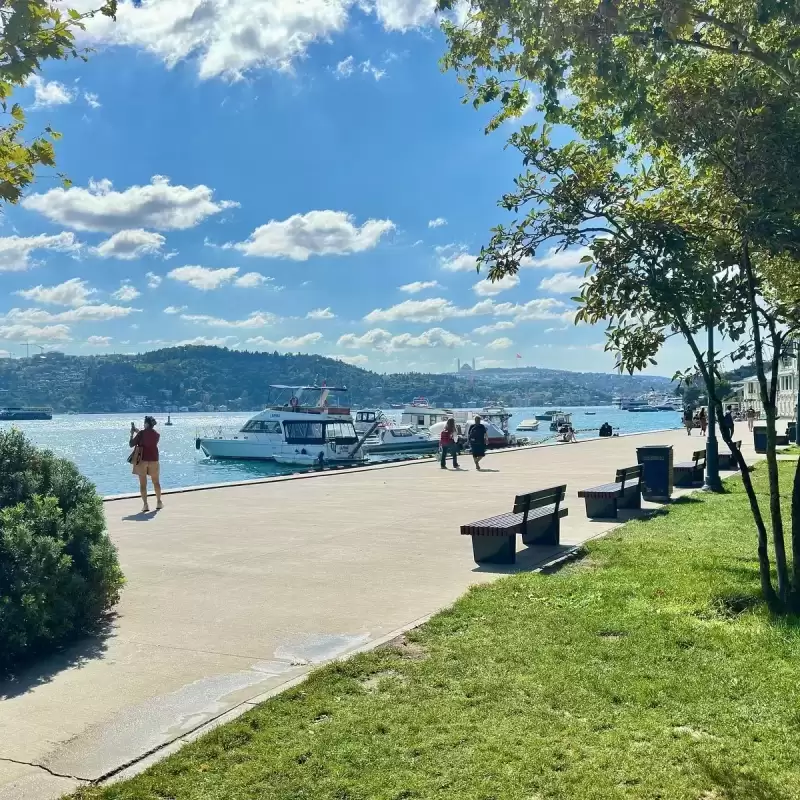 Bebek Sahili sahil parkında yürüyüş yolu